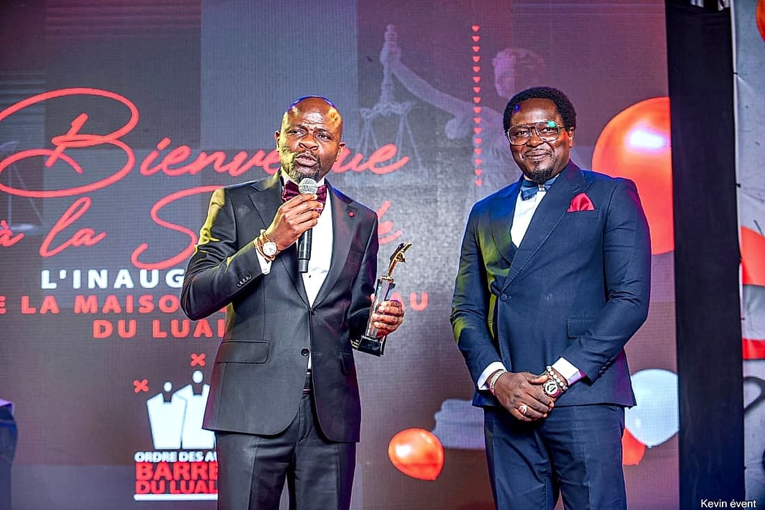 Me Frédéric NANADJINGUE recevant une distinction à l’inauguration de la Maison de l’Avocat du Lualaba